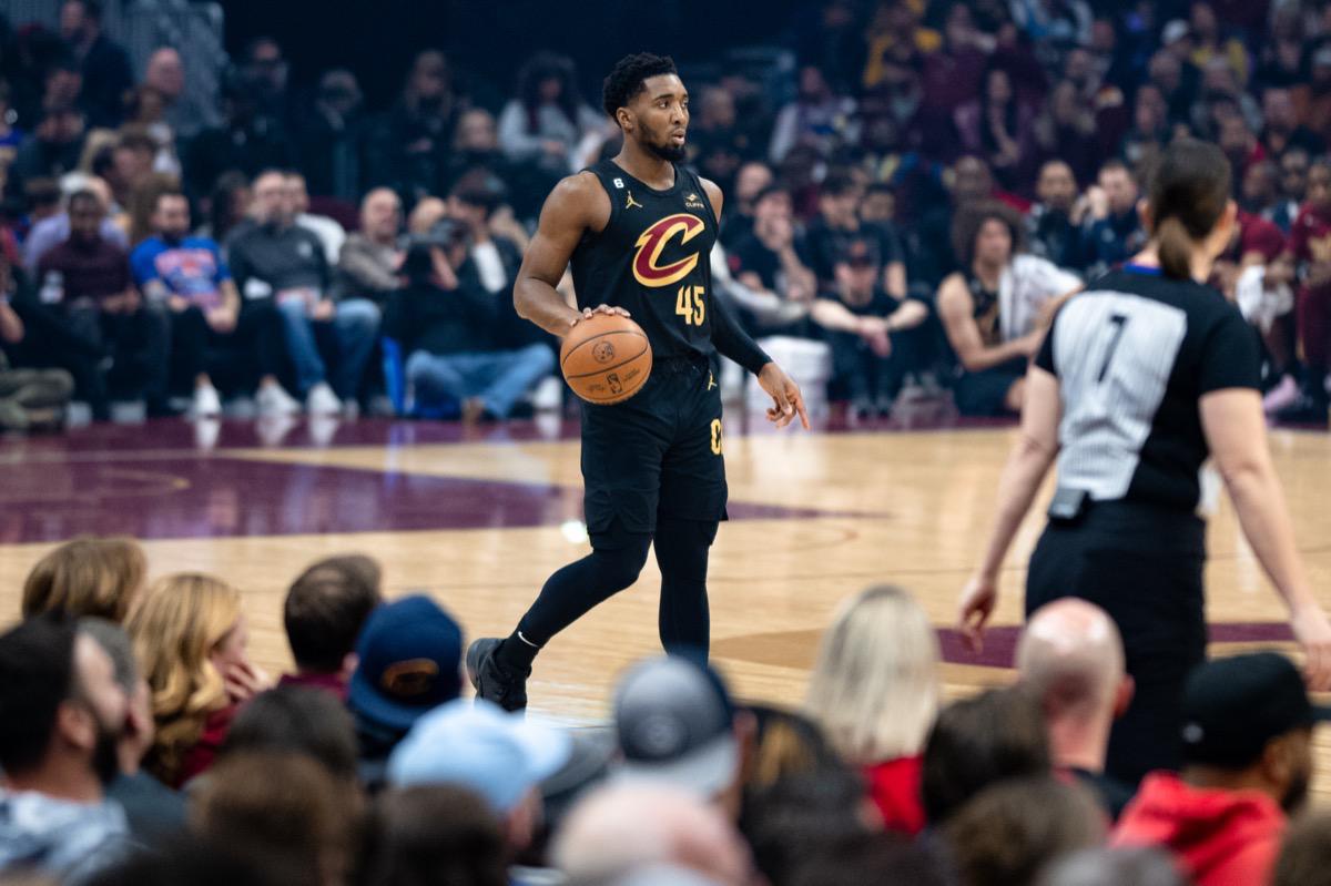 米切尔在骑士战术体系中的角色：与加兰、莫布利、艾伦的四核联动解析