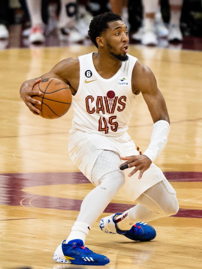 米切尔首战32分：九连破30，超越乔丹的大场面基因